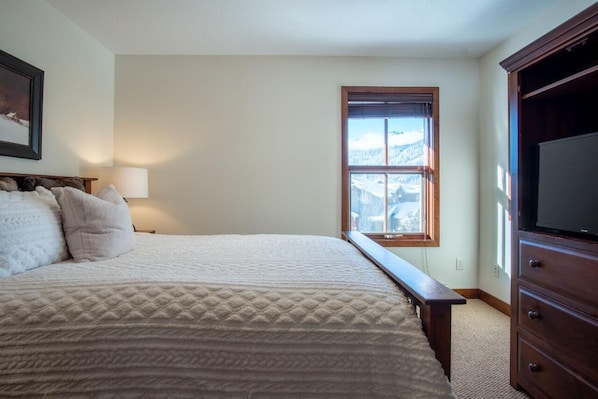 4 bedrooms, WiFi, bed sheets - Location, Location, Location! Ski in Ski out at Trapper's Landing #23 (Sun Peaks)