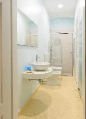 Kamar Deluks | Kamar mandi | Shower dan handuk