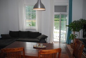 TV - Very nice apartment with a wonderful view of the Rhine from the balcony (Sankt Goarshausen)