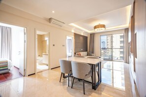 Junior appartement | Woonruimte | Een 65-inch ledtelevisie met digitale zenders