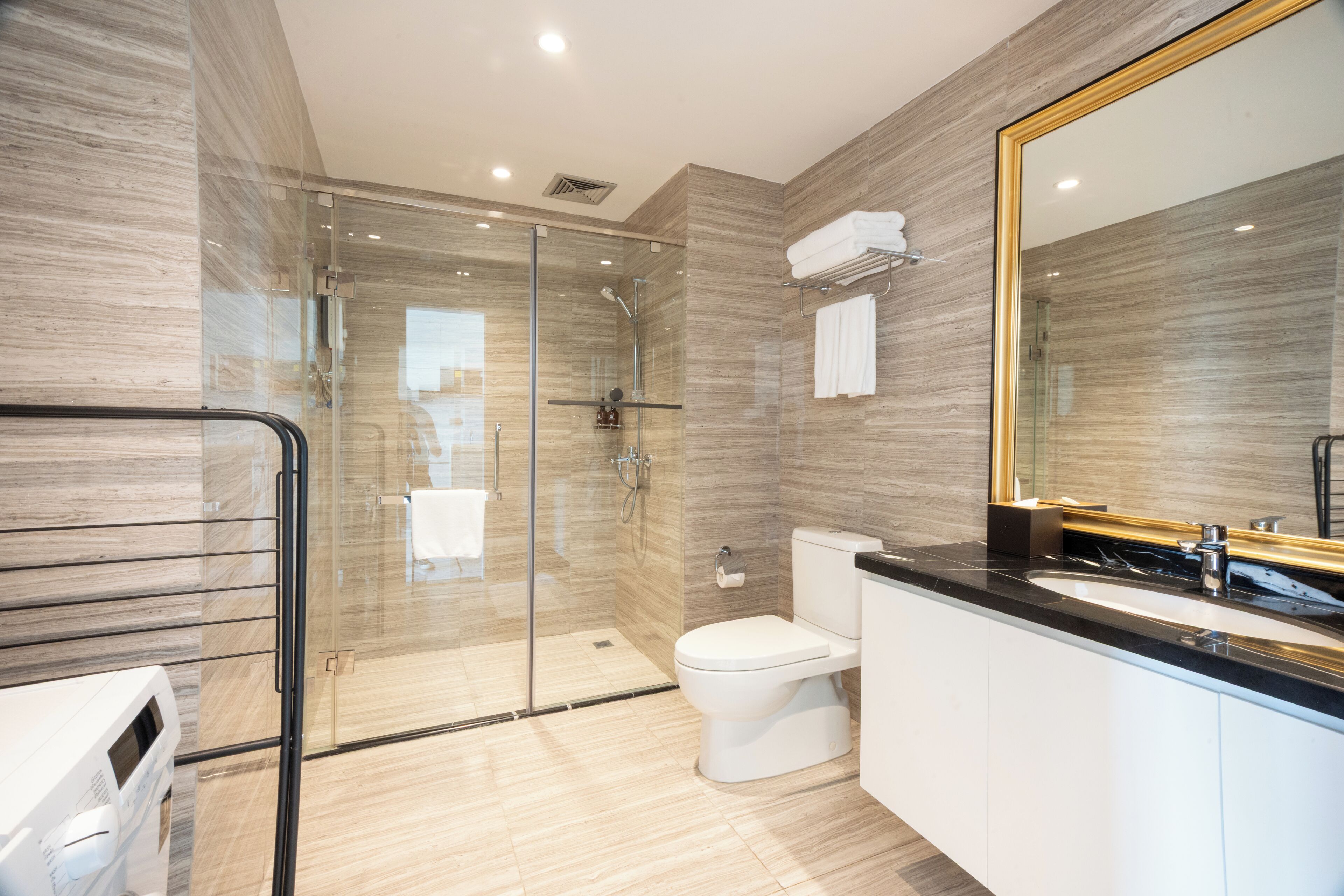 Superior Spacious One- Bedroom Suite with Kitchen | Bathroom