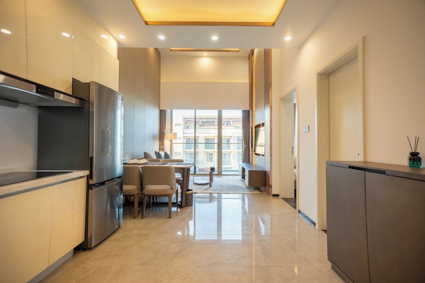 Romantisk suite | Oppholdsområde | En 65-tommers LED-TV med digitale kanaler