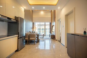 Suite romántica | Área de sala de estar | Televisión LED de 65 pulgadas con canales digitales 