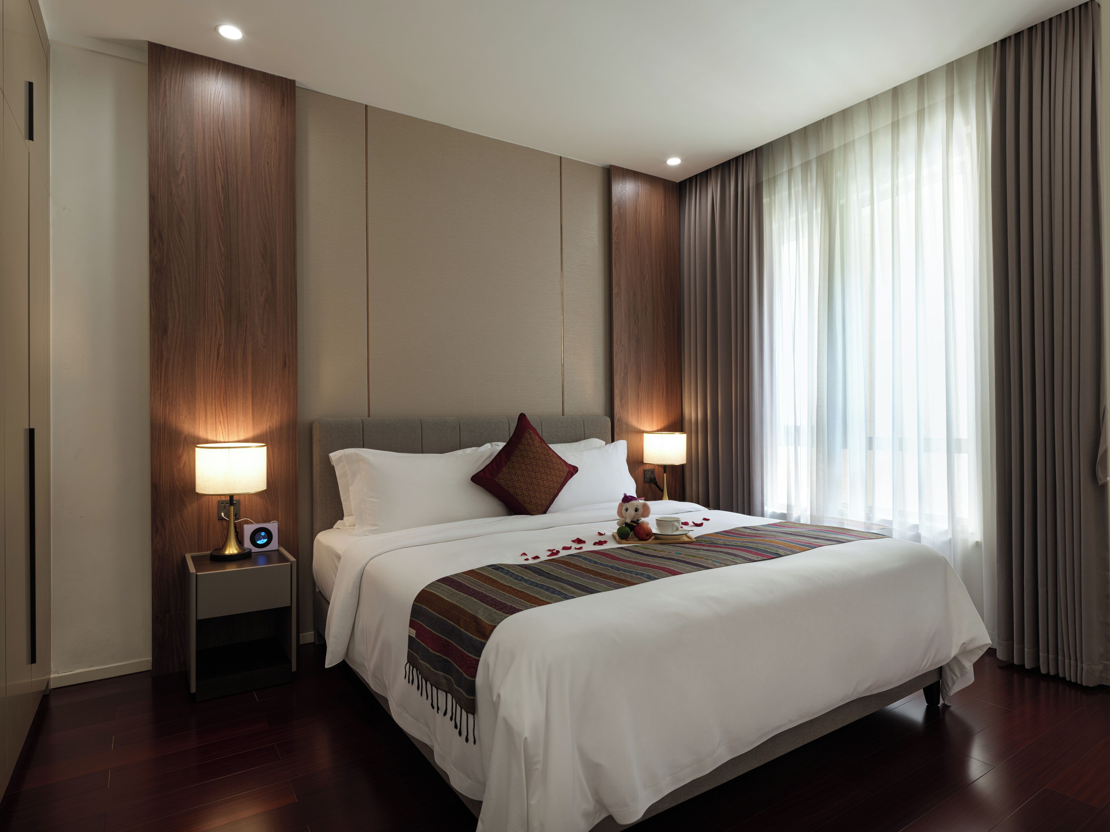 Spacious One - Bedroom Suite with Kitchen | Soundproofing, free WiFi, bed sheets