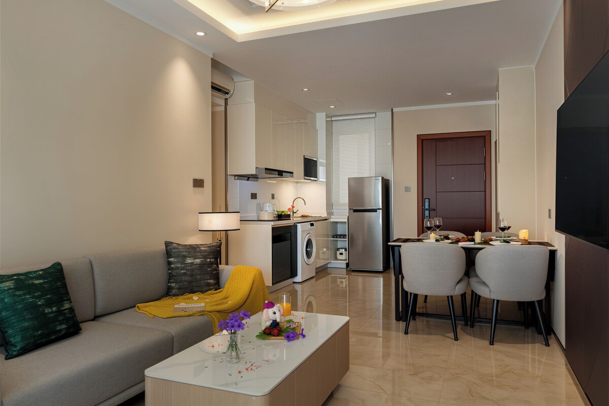 90sqm ELO Two-Bedroom Suite - 1 Bathroom + Living Room (Washer & Kitchenette) | Area keluarga | Televisi LED 65-inci dengan saluran TV digital