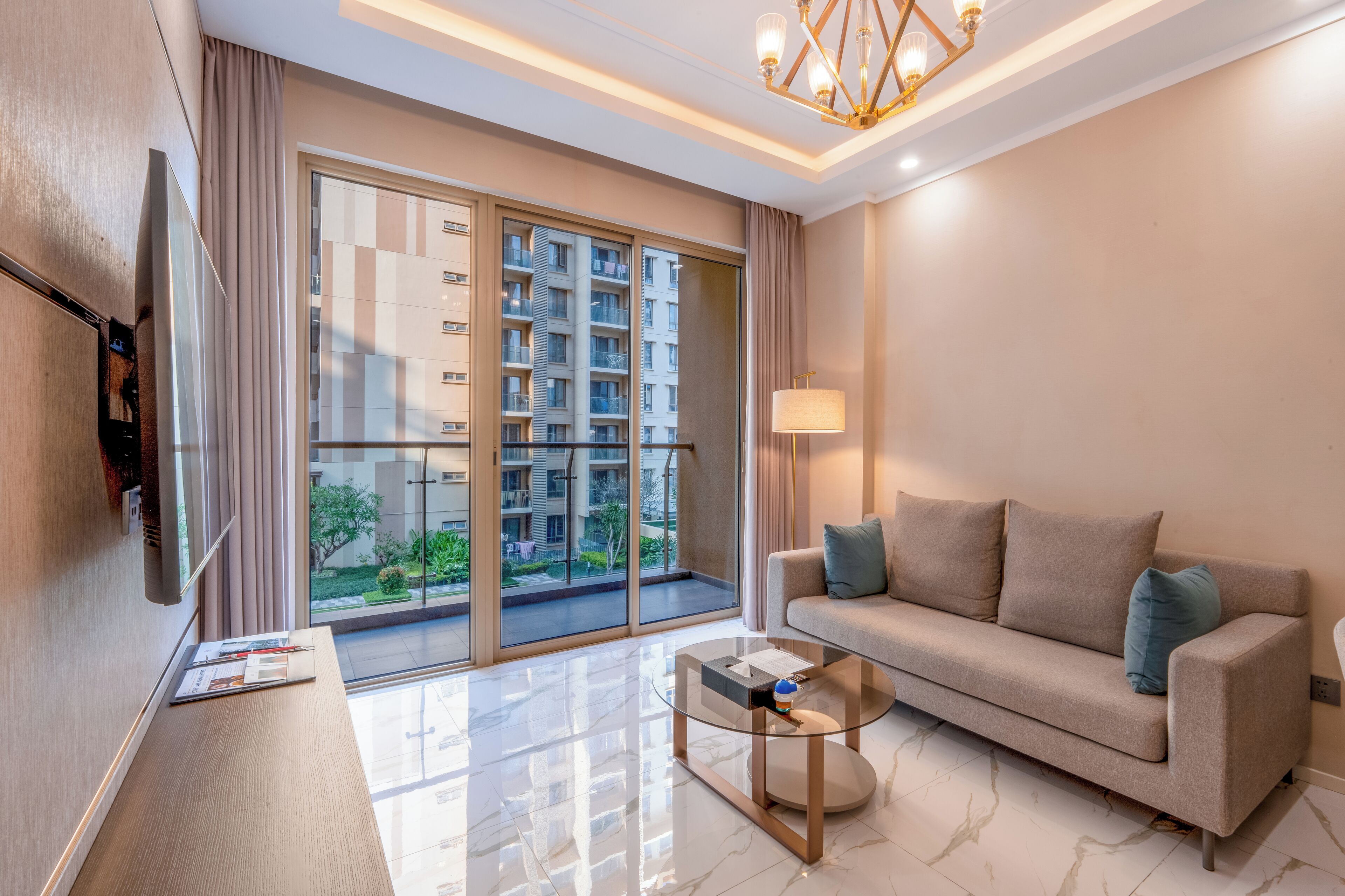 Spacious One - Bedroom Suite with Kitchen | Coin séjour | Télévision LED de 65 pouces avec chaînes numériques