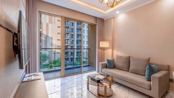 Spacious One - Bedroom Suite with Kitchen | Coin séjour | Télévision LED de 65 pouces avec chaînes numériques