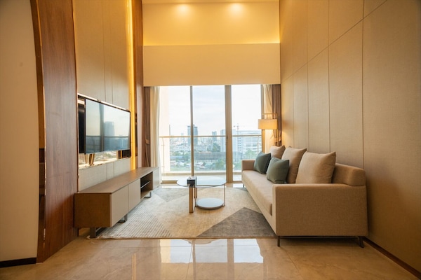 Attico Executive, 4 camere da letto | Area soggiorno | TV LED 65 pollici con canali digitali