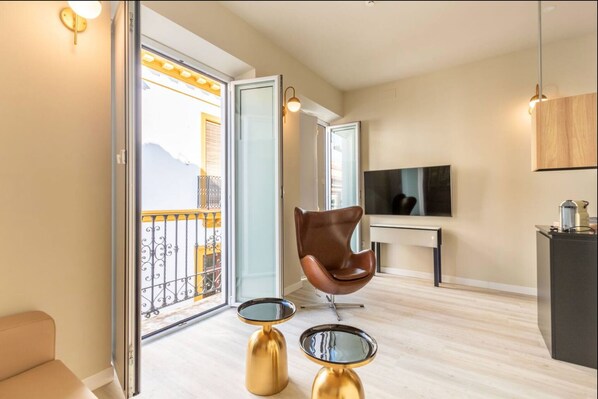 Harinas 203 | Living area | 40-inch flat-screen TV with satellite channels - Harinas Central Apartments by Valcambre  (Seville)