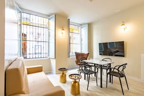 Harinas 003 | Living area | 40-inch flat-screen TV with satellite channels - Harinas Central Apartments by Valcambre  (Seville)