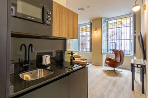 Harinas 003 | Private kitchen | Full-size fridge, microwave, oven, stovetop - Harinas Central Apartments by Valcambre  (Seville)