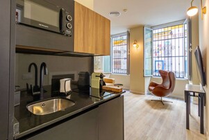 Refrigerador con freezer, microondas, horno, placa de cocina