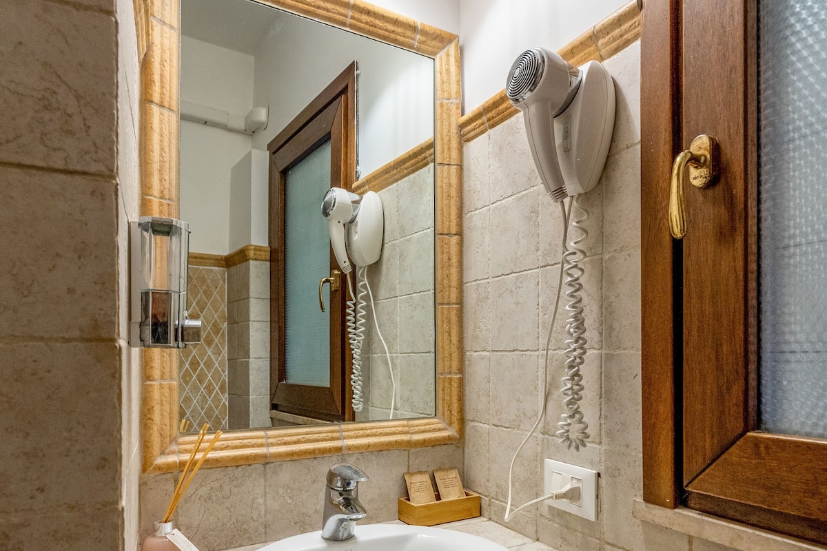 Basic szoba | 1 hálószoba, sötétítőfüggöny, hangszigetelés és vasaló/vasalódeszka