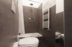 Ducha, secador de pelo, bidet, toallas