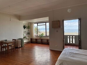 1 bedroom, free WiFi, bed sheets - Studio apartment in the heart of Kalk Bay, 1 minute walk to the beach. (Cape Town)