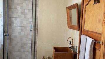 Regadera, toallas, jabón, shampoo