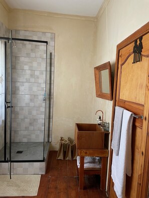 Shower, towels, soap, shampoo - Studio apartment in the heart of Kalk Bay, 1 minute walk to the beach. (Cape Town)