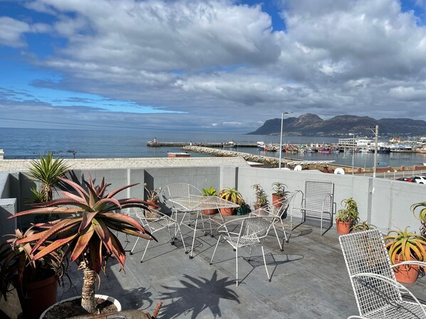Outdoor dining - Studio apartment in the heart of Kalk Bay, 1 minute walk to the beach. (Cape Town)