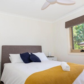 3 bedrooms, iron/ironing board, WiFi, bed sheets - ELMWOOD HOUSE (Healesville)