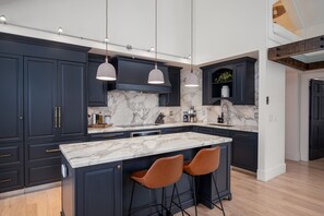 Fridge, microwave, oven, stovetop - ❄︎The Bluebird❄︎ | 2 BR + Loft Luxury Townhome l Mountain Views (Whistler)