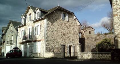 Maison de caractÚre récemment rénovée, prÚs d'un lac et d'une riviÚre