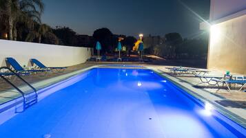 Een seizoensgebonden buitenzwembad