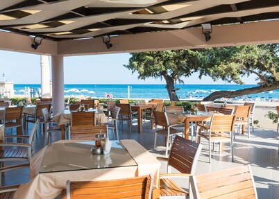 Amaryllis Front Beach Hotel