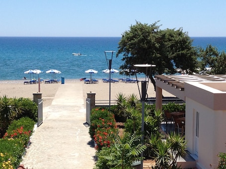 Vista spiaggia/mare. Amaryllis Front Beach Hotel