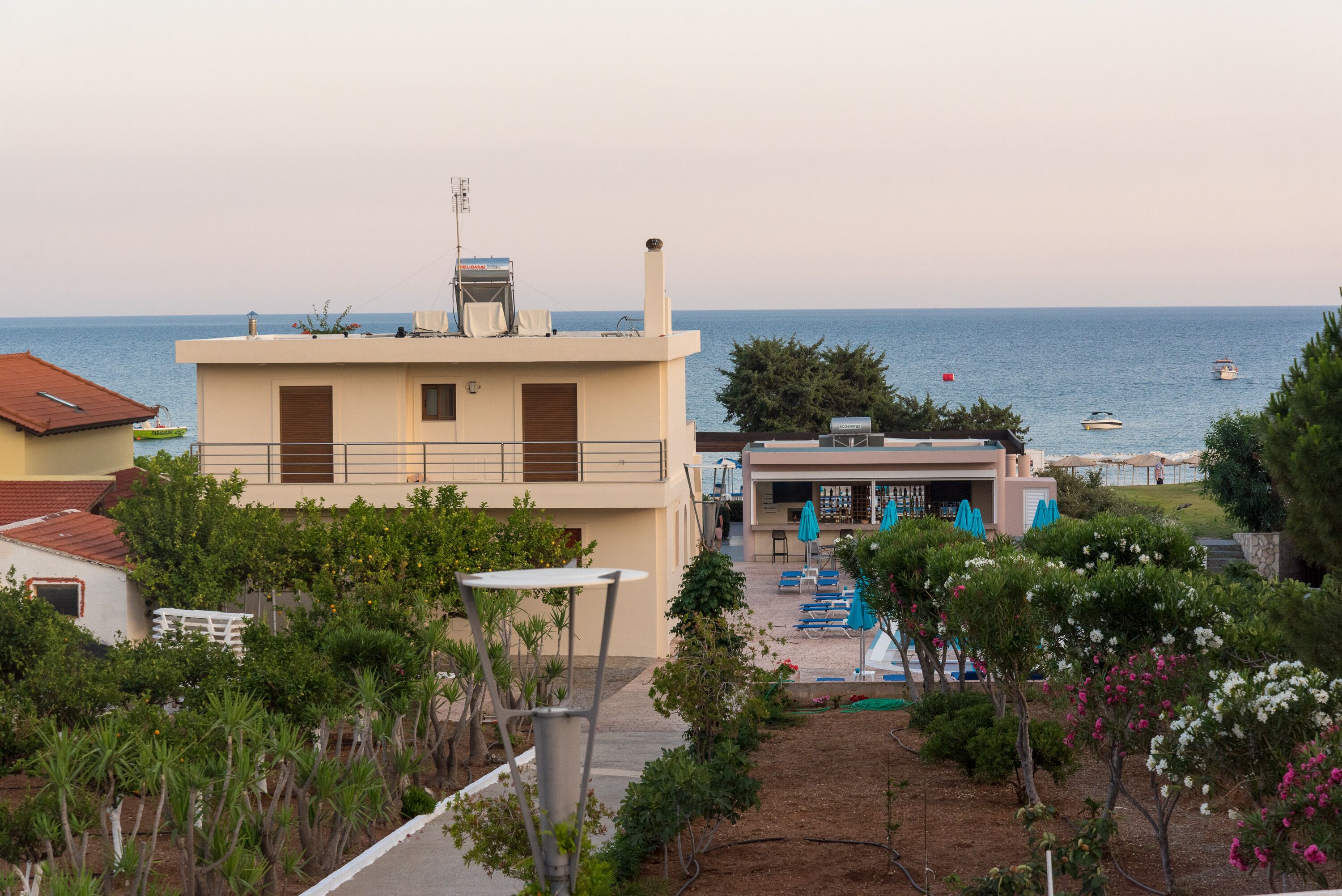 Un edificio frente al mar con piscina, zona de estar al aire libre y vistas al océano.