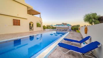 Een seizoensgebonden buitenzwembad