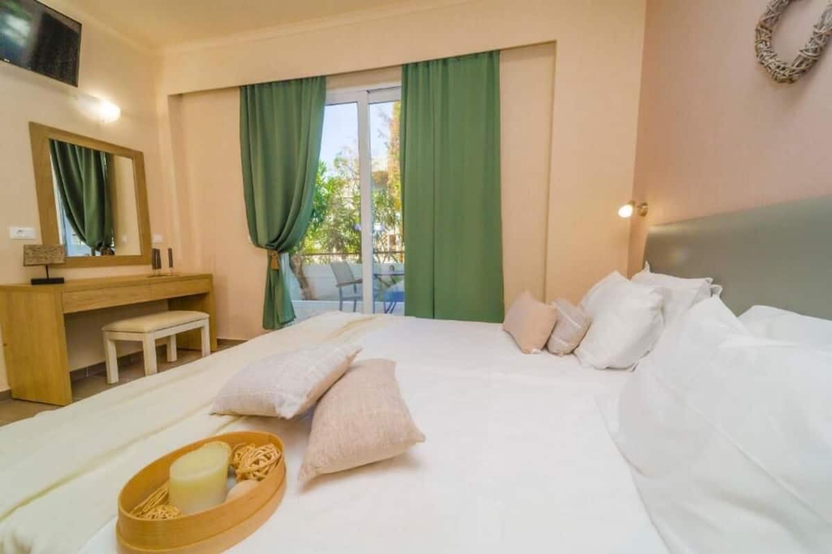 Ein Hotelzimmer mit einem Bett, einem Schreibtisch, einem Stuhl und einem Vorhangfenster.