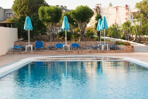 Una piscina al aire libre de temporada