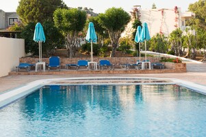 Una piscina al aire libre de temporada