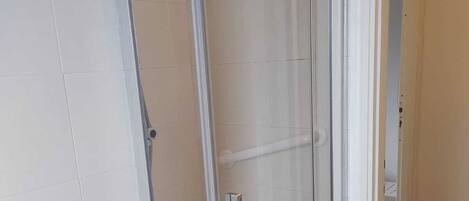 Sèche-cheveux, bidet, serviettes fournies, savon