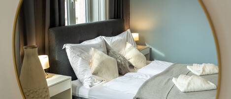 1 slaapkamer, een bureau, een strijkplank/strijkijzer, reisbedje