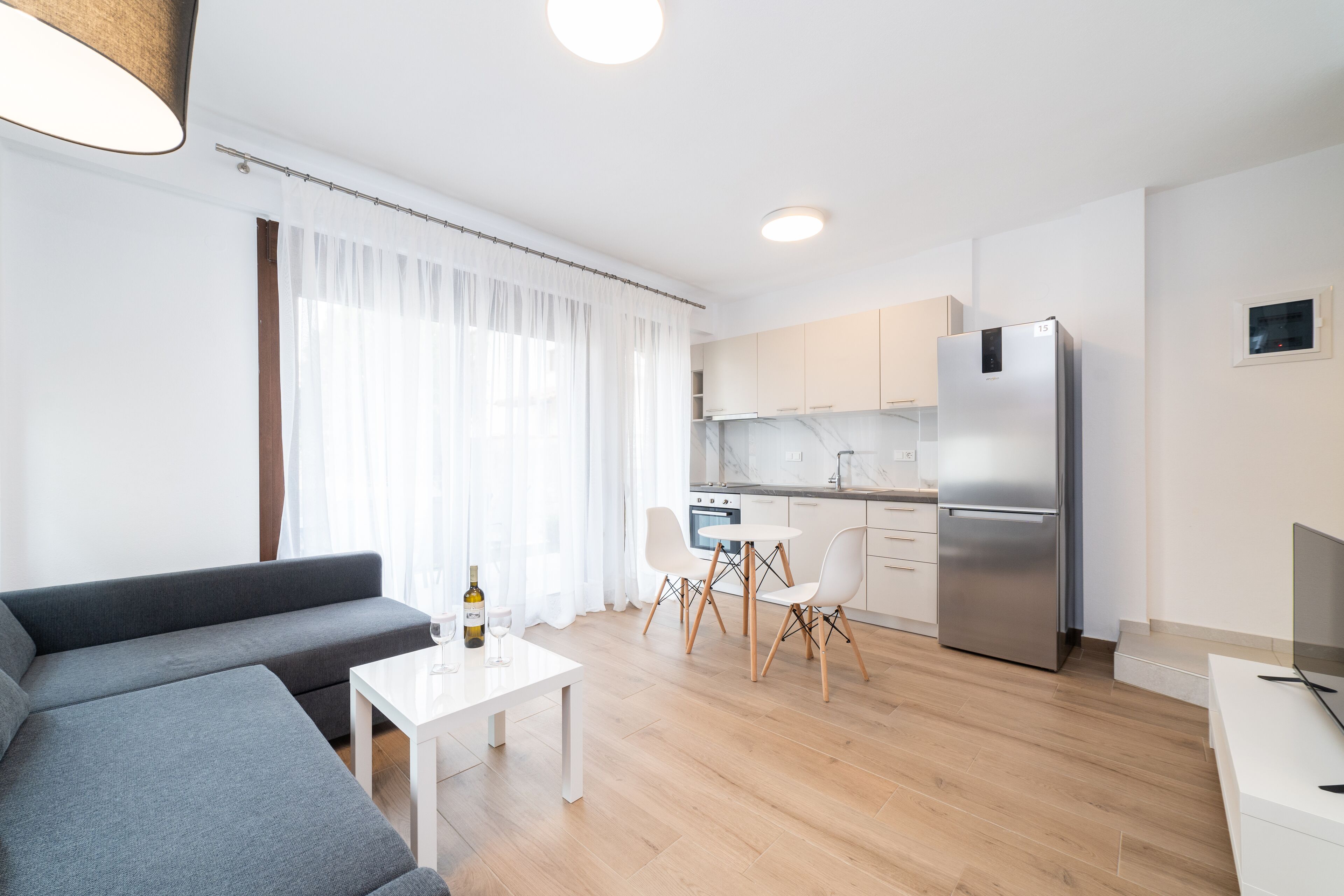Un apartamento moderno con sala de estar, comedor y cocina.