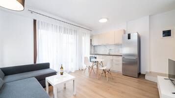 Un apartamento moderno con sala de estar, comedor y cocina.