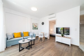 デュープレックス 3 ベッドルーム | リビング エリア | 40 インチのスマートテレビ (ケーブル放送視聴可)、テレビ