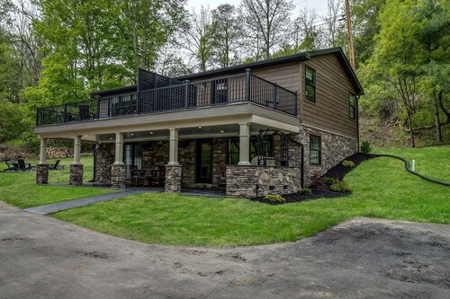 Fall Brook: 3 bedroom cabin by waterfalls and hiking trail