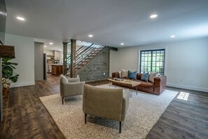 Een smart-tv, een open haard en tafelvoetbal