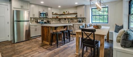 Geladeira, micro-ondas, fogão, cooktop