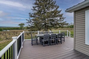 Outdoor dining - Whispering Vines: rural home set in a vineyard (Keuka Park)