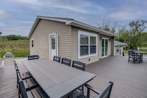 Outdoor dining - Whispering Vines: rural home set in a vineyard (Keuka Park)
