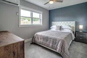 4 bedrooms, desk, iron/ironing board, free WiFi - Whispering Vines: rural home set in a vineyard (Keuka Park)