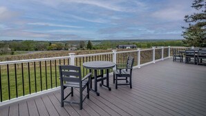 Terraza con vistas al campo, con una mesa y sillas.