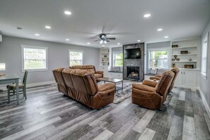 Smart TV, fireplace