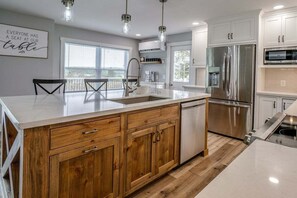 ثلاجة، ميكروويف، فرن، موقد طهي مسطح