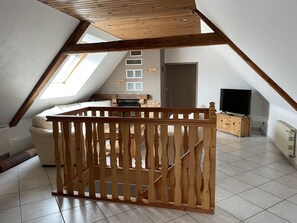 Fernseher, Kamin, Tischfußball, Bücher