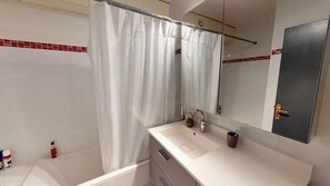Bathroom - Appartement à 5 Minutes de la mer (Saint-Raphaël)