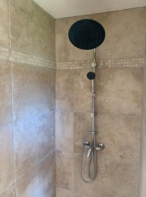 Dusche, Haartrockner, Handtücher, Toilettenpapier